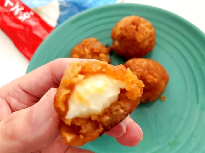 冷めたポテチーズボールの断面