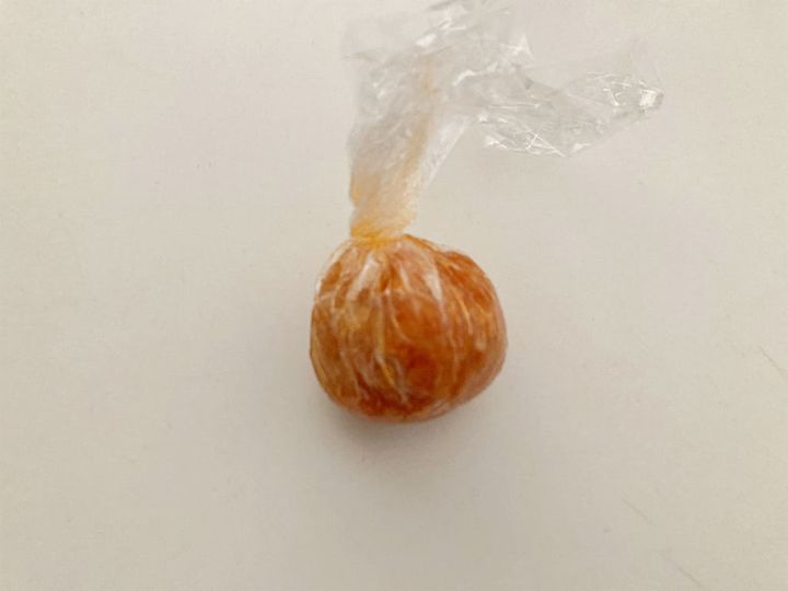 ラップで生地の形を整える