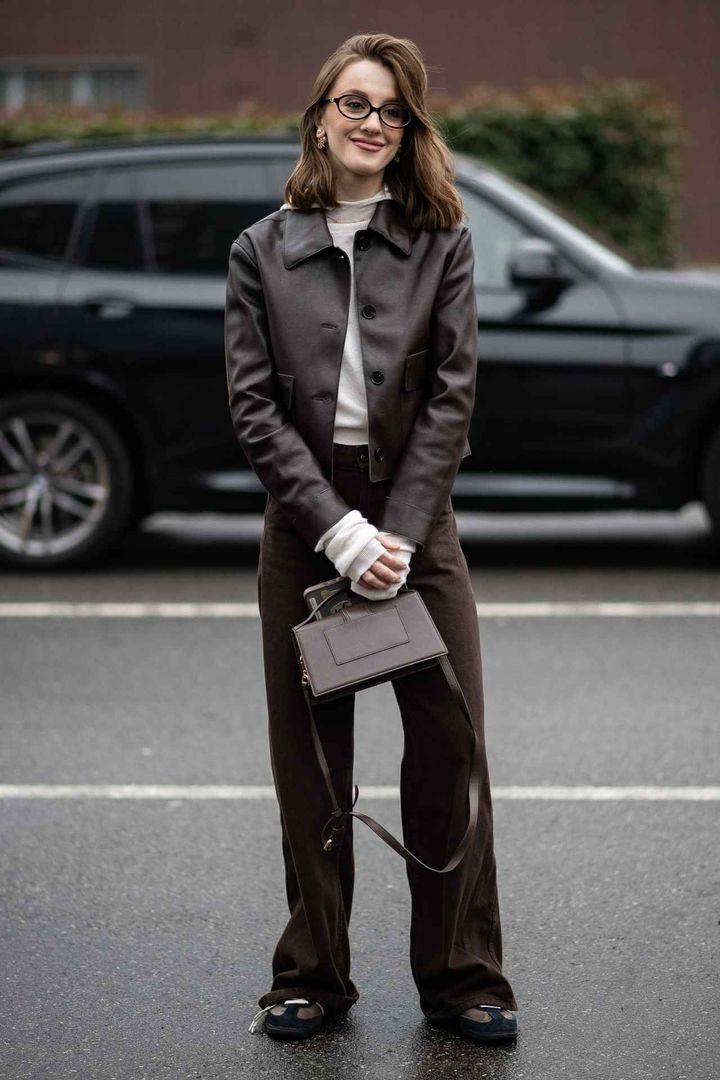 画像: 丸みメガネが優しげブラウンに似合う