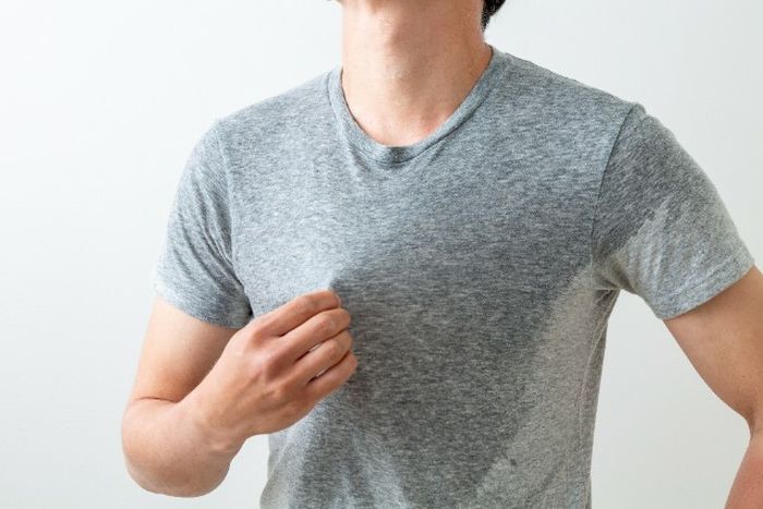 汗をかいている人