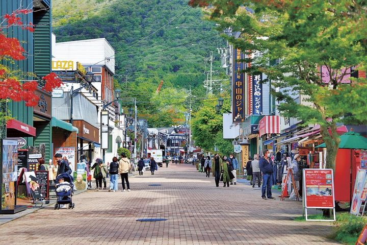 脇道にも店があり、軽井沢で一番の賑わい