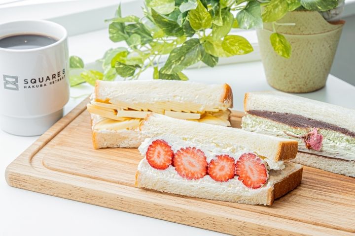 （左）「信州りんごバターサンド」550円、（中央）「信州いちごクリームサンド」650円、（右）「抹茶とあんこの桜サンド」550円（期間限定）