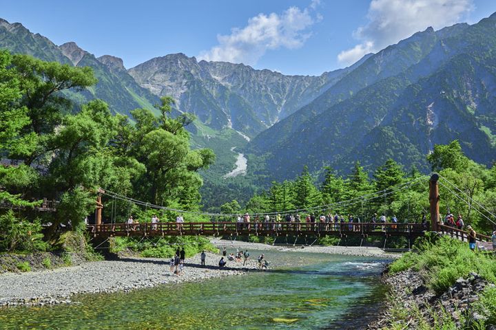 上高地バスターミナルから歩いて5分ほどの河童橋