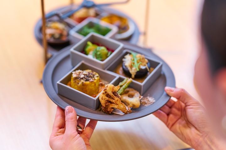 スタンドの縦のバーを横に広げるとプレートを取り出すことができる