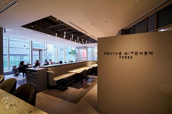 広場を見下ろす開放的な窓際の席をはじめ、程よい間隔でテーブル席が並ぶ