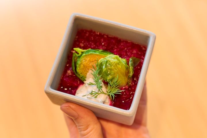 家庭では調理が難しいだろう「芽キャベツのボルシチ仕立て」