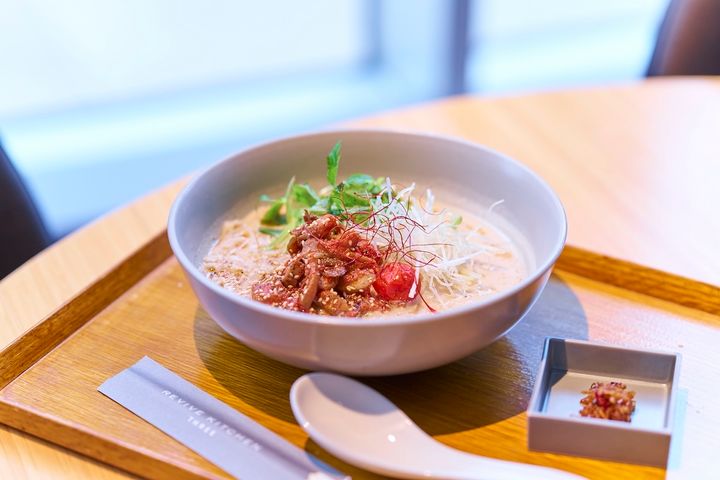 「トマト味噌の豆乳担々麺」2200円。14〜17時は提供なし