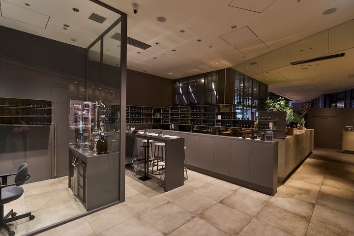 コスメショップとレストランの間に位置するアロマのラボ「AROMARIUM THREE」