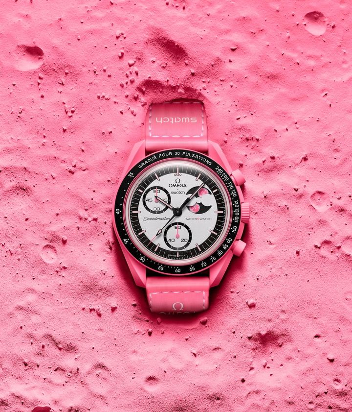 「バイオセラミック ムーンスウォッチ ミッション トゥ ザ ピンクムーンフェイズ」（ケース径42mm、クォーツ）￥46,200