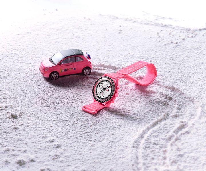 販売店舗の目印となるミニチュアカー。販売スケジュールはスウォッチの公式SNSでチェック。