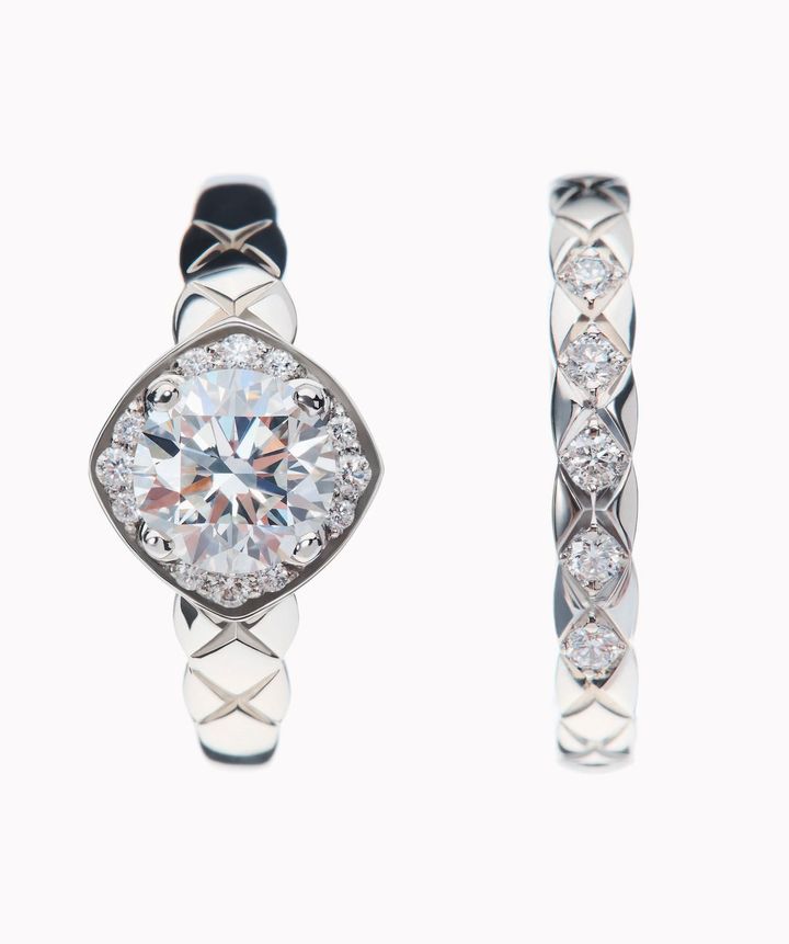 ＜左から＞「ココ クラッシュ」 リング Pt/1ダイヤモンド(0.25ct~) ¥694,100 リング Pt/5 ダイヤモンド ¥370,700 Photo_ ©CHANEL