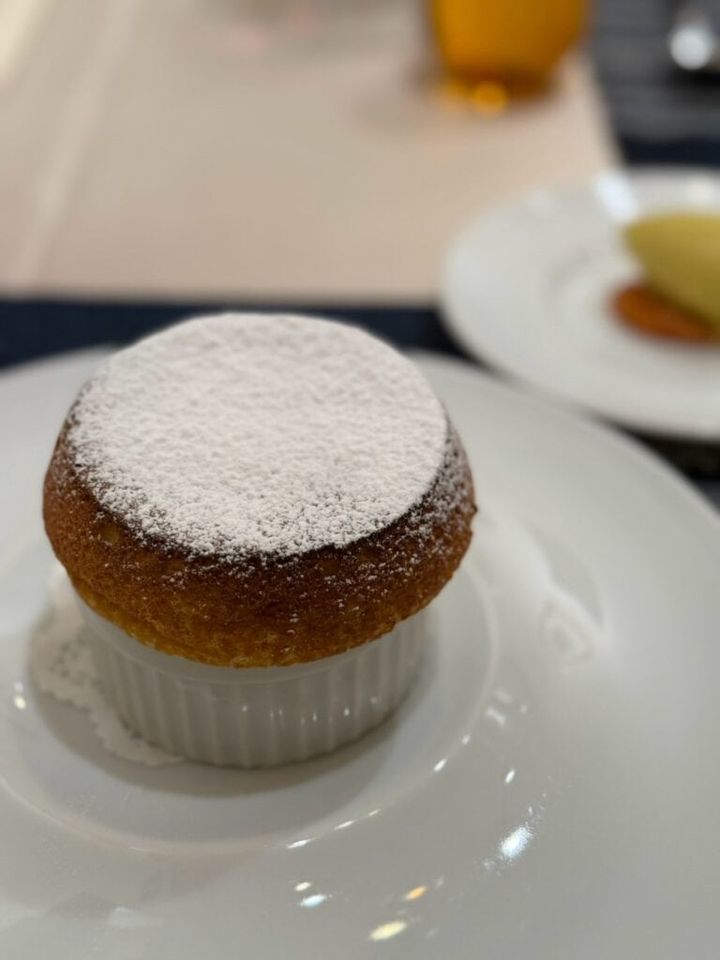 オレンジのスフレとピスタチオのアイスクリーム