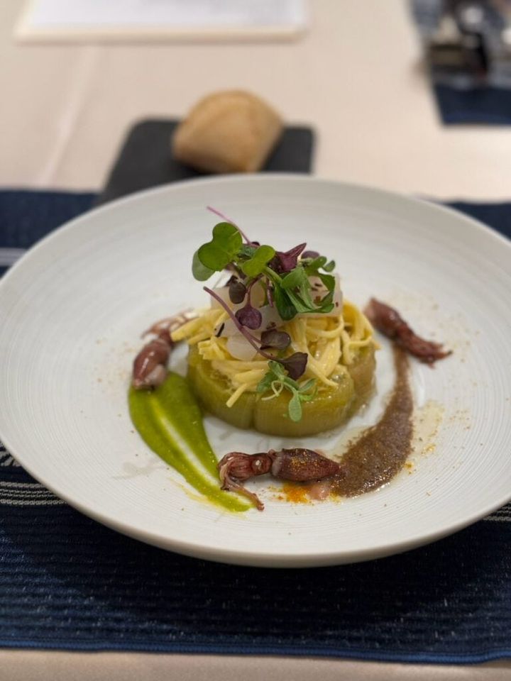 シャンパン風味のポロ葱のテリーヌとレムラード コウイカとホタルイカのサラダ トリュフのヴィネグレット