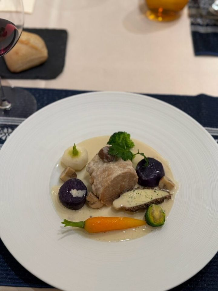 子牛のブランケット モリーユ茸と春の野菜