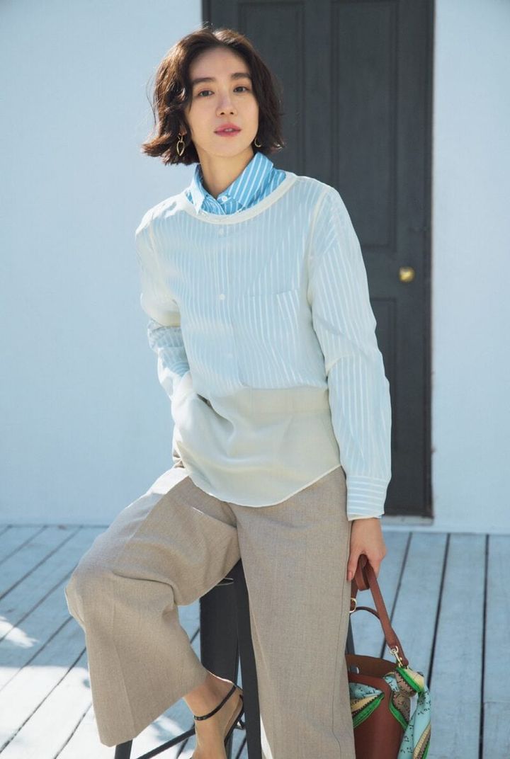 シアートップスを取り入れた大人カジュアル