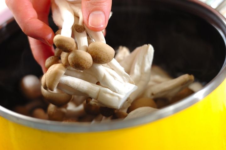 玉ネギとシメジのトロミ汁の作り方1