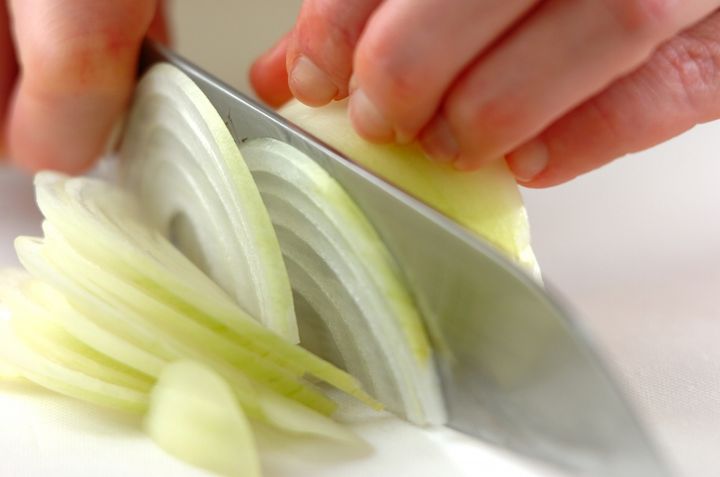 玉ネギとシメジのトロミ汁の下準備1