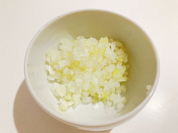 玉ねぎをみじん切りにする