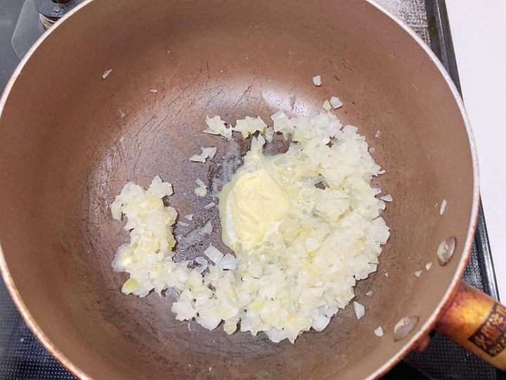 少量のバターを入れる