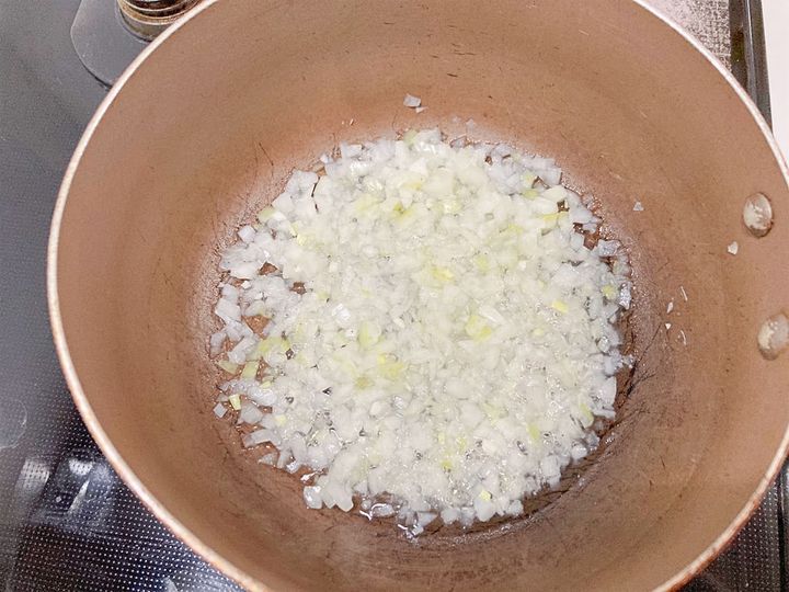 玉ねぎを煮詰めていく