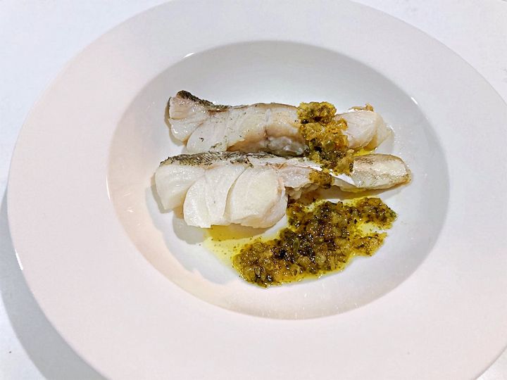 鱈のソテーにのりバターソースをかけた様子