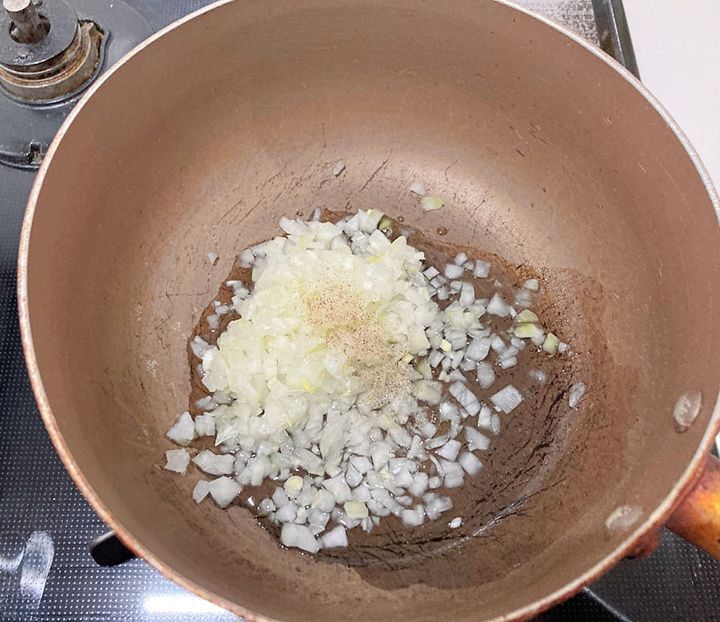 鍋に玉ねぎと調味料を入れる
