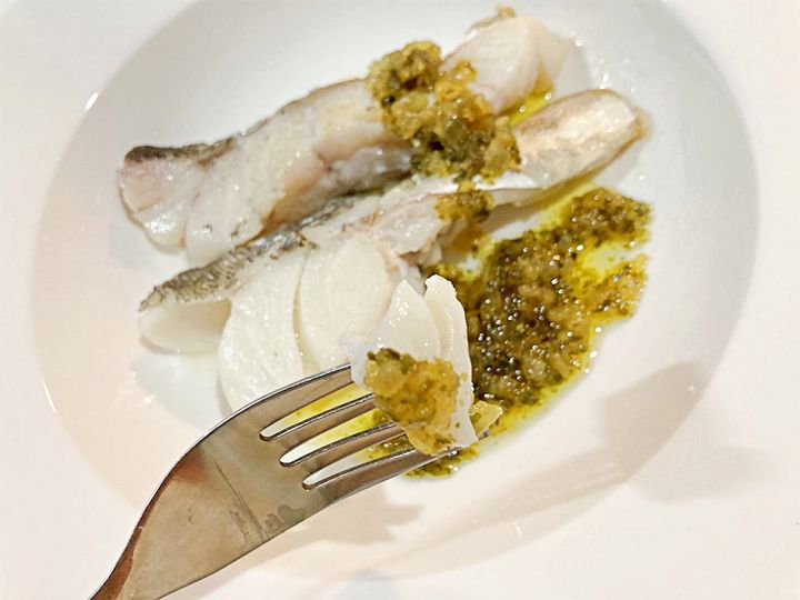 フォークにさした鱈の身