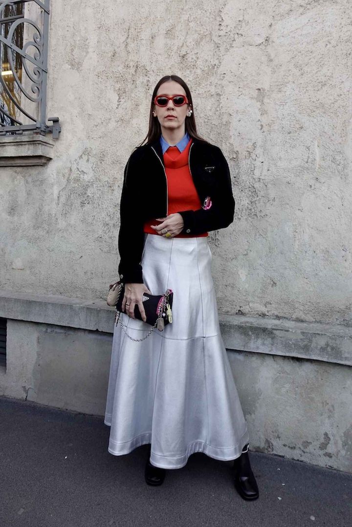 画像: アクセントにした赤ニットで、春コーデをキレよく仕上げる