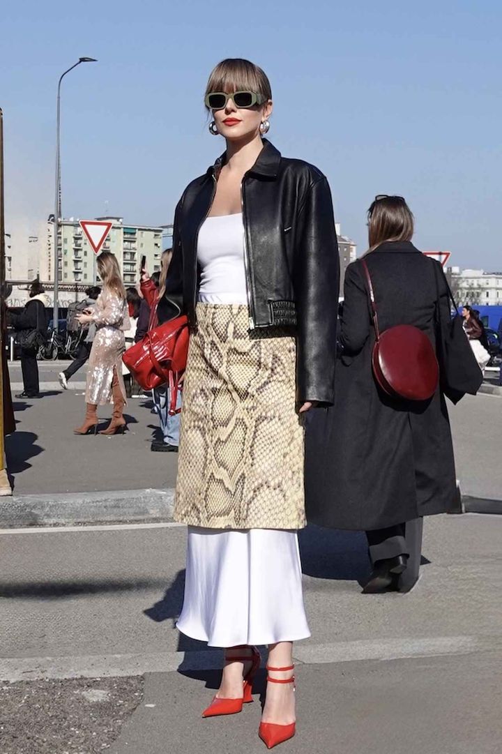 画像: 存在感を高める赤バッグと赤ミュール