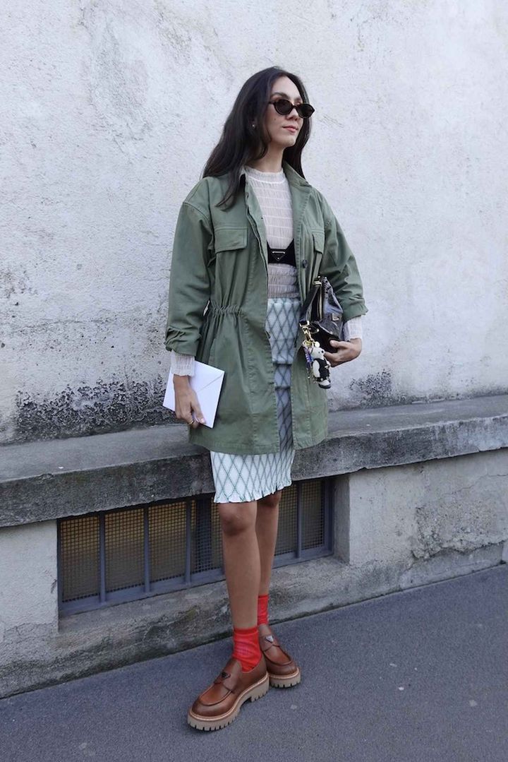 画像: 目をひく赤ソックスがカーキコーデのスパイス