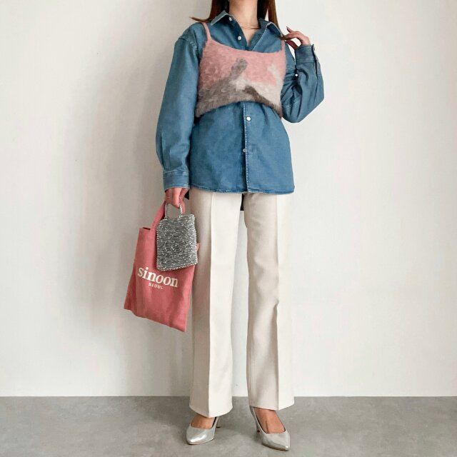 デニムシャツ×ビスチェでレイヤードコーデ