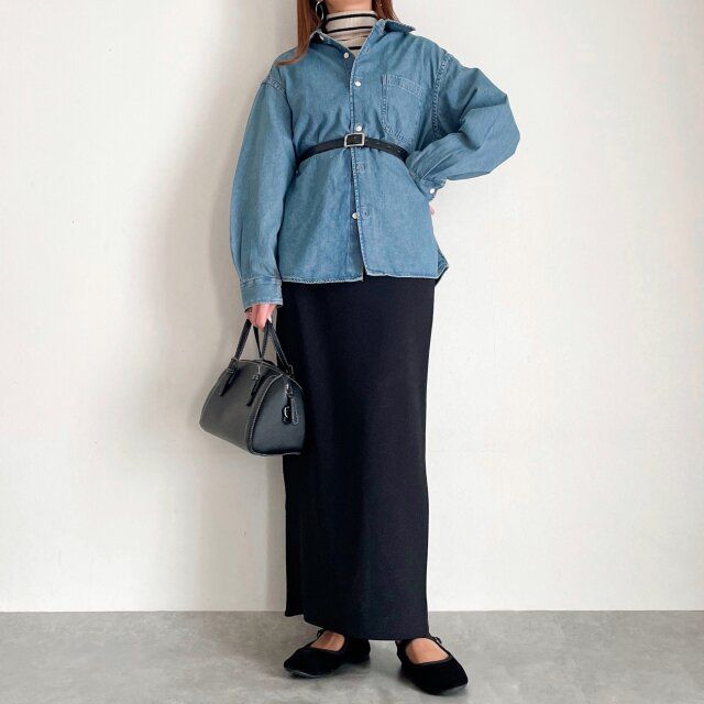 タイトスカートにベルトをオンして大人女子らしいデニムシャツコーデ