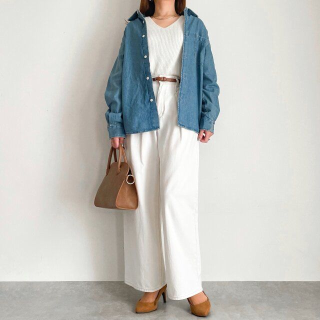 ホワイトコーデにデニムシャツ合わせ