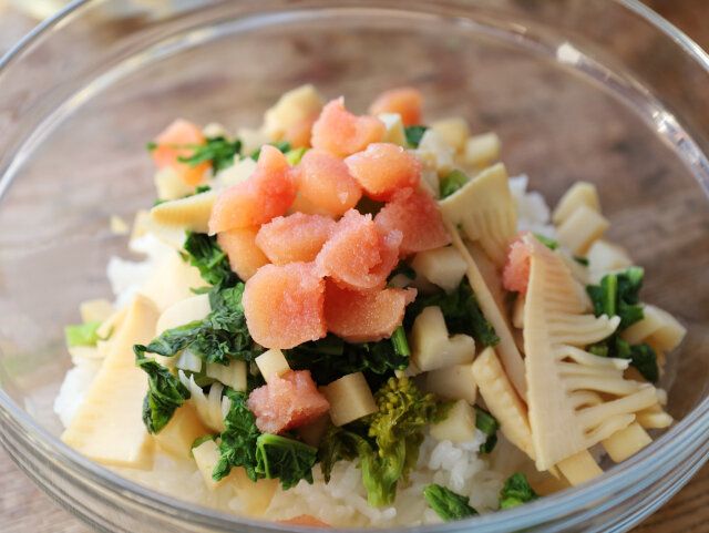 温かいごはんと③を混ぜたら、1㎝程に切ったたらこを、さっと和えてる。