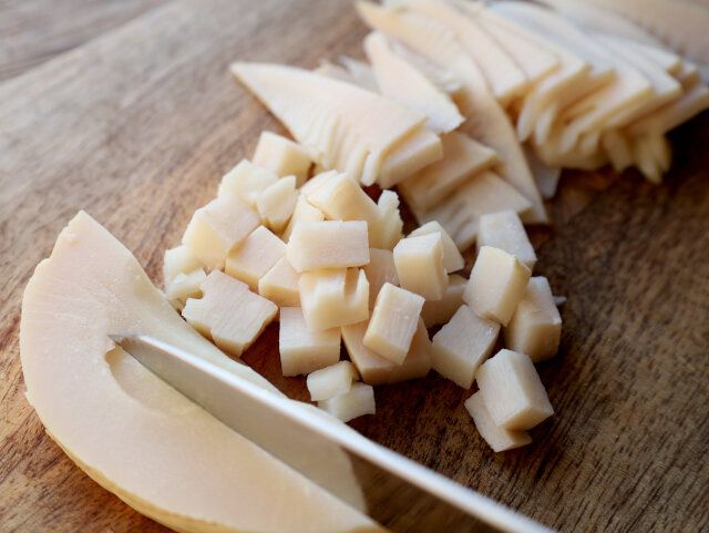 水煮たけのこは、横半分に切り、上の部分は薄切りに、下の部分は、1㎝ほどの大きさに切る。