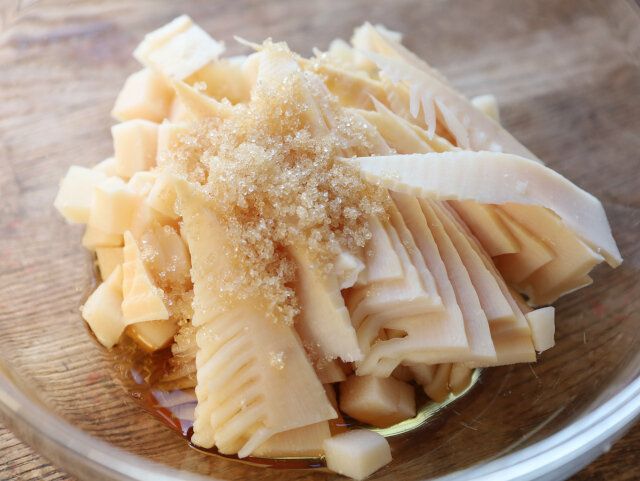 耐熱ボウルにＡと水煮たけのこを入れて混ぜる。