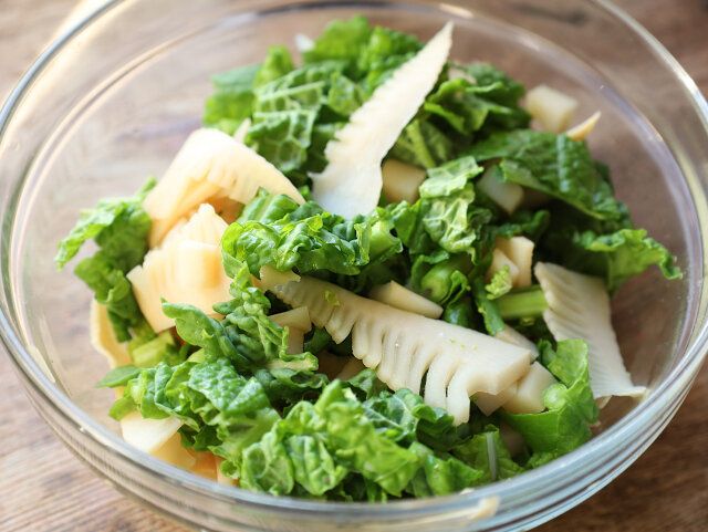 菜の花を入れて混ぜる。