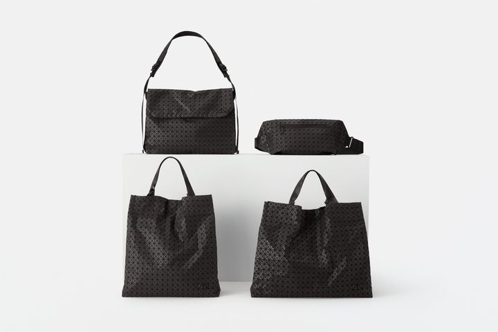 （左上から時計まわり）ショルダーバッグ 本体H27.5cm ¥74,800 ウエストバッグ 本体H14.5cm ¥52,800 トートバッグ 本体H36cm ¥64,900 トートバッグ 本体H38cm ¥62,700