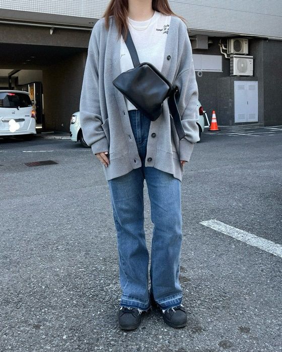 しまむらのホワイトの「シアープルオーバー」×裾フリンジデニムパンツ