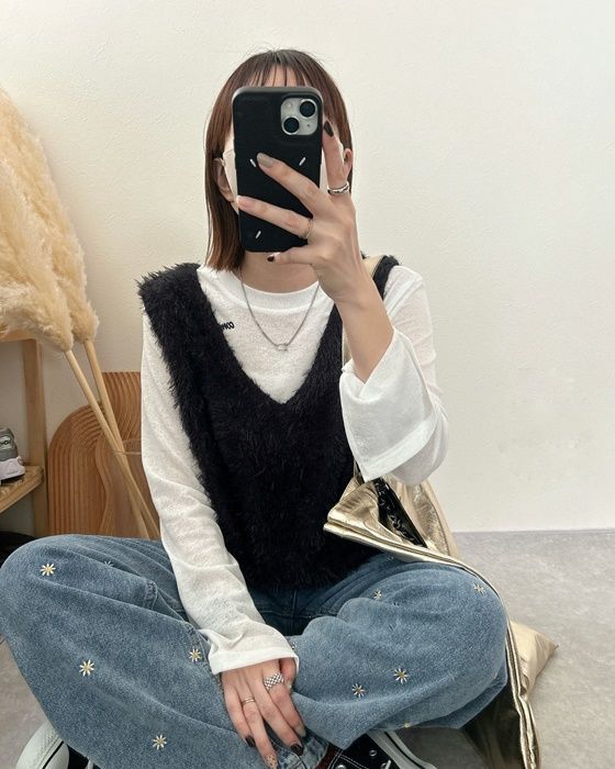 しまむらのホワイトの「シアープルオーバー」×デイジー柄デニムパンツ