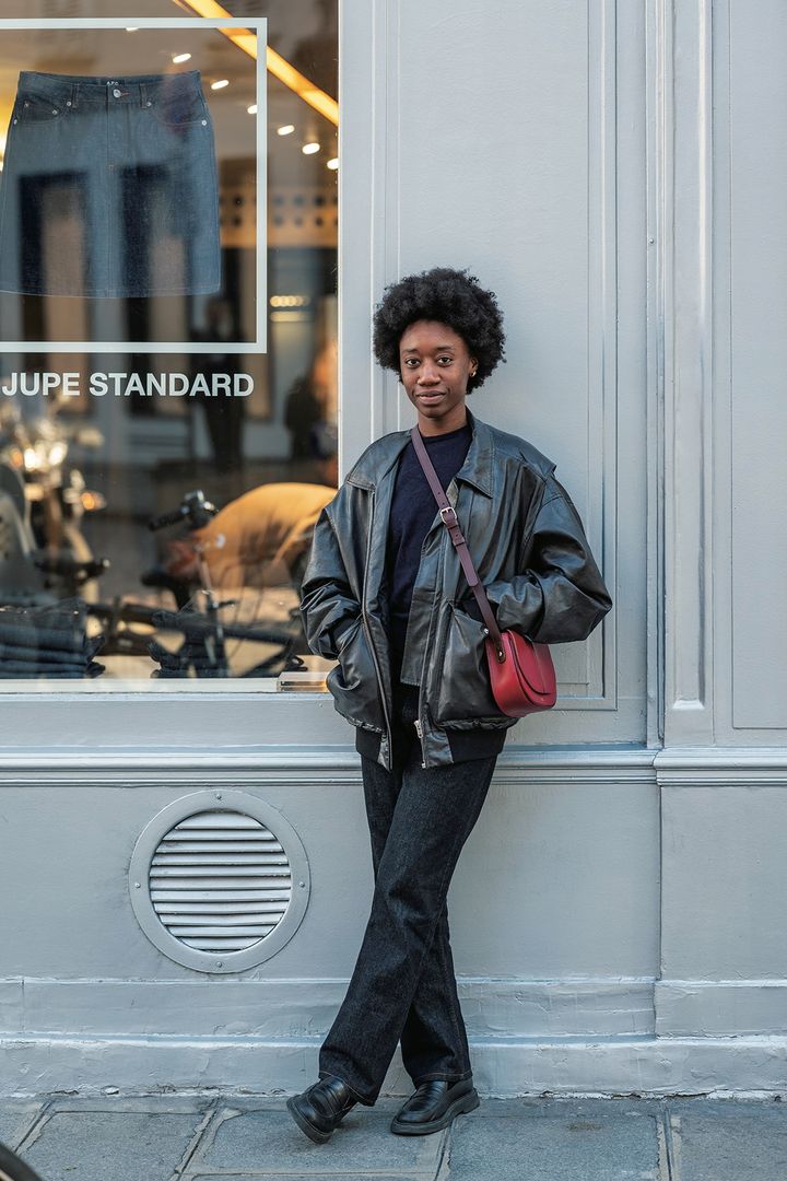 赤いバッグが超いい感じ！シンプルなコーデに差し色がアクセント