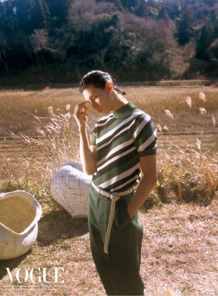 ひたむきに紡ぐまっすぐな情熱<br /> 自身の待ち時間も惜しまず、「勉強させてほしい」と熱心に撮影を見学するラウール。そのひたむきな姿からは、モデルという仕事への熱い情熱が伝わってくる。普段はトップアイドルとして活躍する彼に、ファッション撮影について聞いてみる。「どちらかと言えば、リアルクローズに近い服よりも、非現実的で普段着ないデザインのものを纏うほうが、別の次元へと移るような感覚が得られるのでテンションが上がります」そう答えるまなざしには、決して曇ることのない、まぶしいほどの純真さが宿る。<br /> トップ ¥204,600 パンツ ¥183,700 ベルト ¥154,000（すべて予定価格）／すべてDOLCE&GABBANA（ドルチェ&ガッバーナ ジャパン）