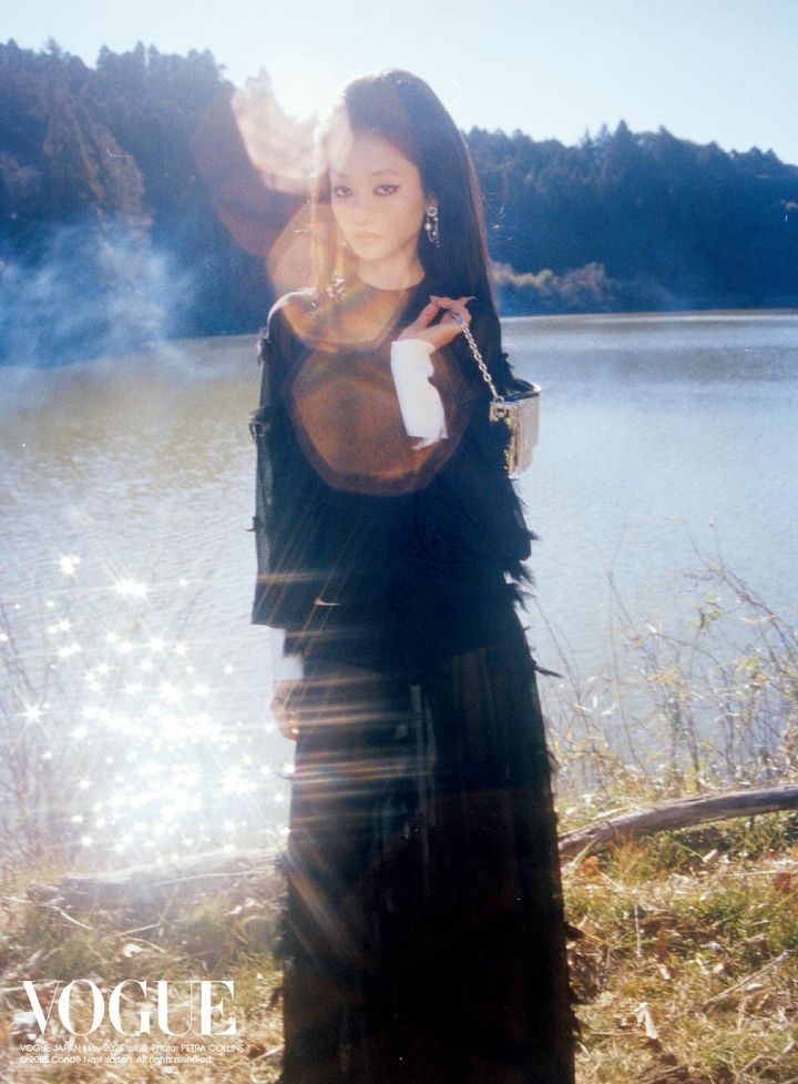 重なる輝き、優雅なときめき<br /> ゆらめく水面のような流麗なラインが美しいドレスと、キラキラと輝く水影を連想させるバッグは ルイ・ヴィトンのコレクションから。湖面できらめく光の反射と呼応する様子はまさに、自然とファッションのセッションそのもの。<br /> ボディスーツ付きドレス ¥2,761,000（参考価格） ピアス¥102,300 バッグ¥973,500／すべてLOUIS VUITTON（ルイ・ヴィトン クライアントサービス）