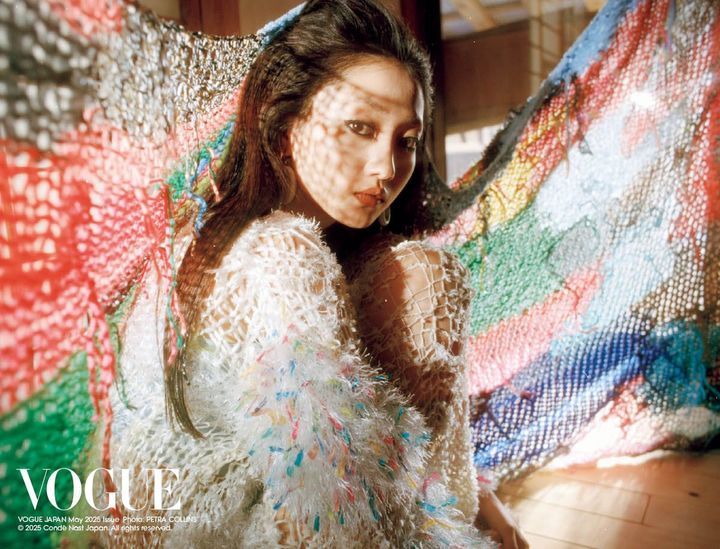 ドレス 参考商品 後ろに垂らしたストール ¥300,000／ ともにSNOWDON KNIT ’ COUTURE （www.snowdonknitcouture.com） 中に着たトップ ¥38,500／(UN)DECIDED （サカス ピーアール） ピアス ¥63,650／RABANNE （エドストローム オフィス）