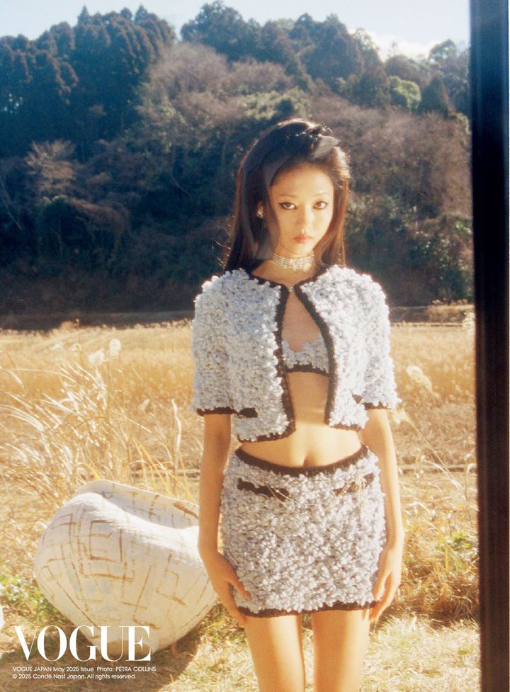 夢見心地のモードなあの子<br /> パステルブルーとふんわりした素材が相まって、まるでコットンキャンディのようなドリーミーさを印象づけるシャネルのセットアップ。リボンやパールなどフェミニンな要素が、凛としたまなざしと混ざり合いアンビバレントな魅力を放つ。<br /> ジャケット ¥1,113,200 トップ 参考商品 スカート¥814,000 ヘアクリップ ¥137,500 ピアス ¥137,500 ネックレス ¥575,300 ベルト ¥436,700／すべてCHANEL（シャネル カスタマーケア）