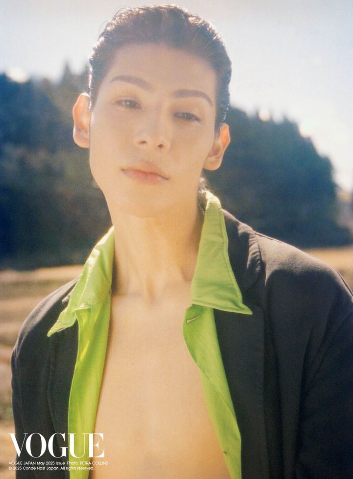 自然と調和する豊かな時間<br /> うららかな陽射しを浴びて過ごす、穏やかなひととき。自然になじみながらもヴィヴィッドな存在感を放つプラダのルックが、ラウールの持つアンニュイなムードを後押しする。「ときには絶対に譲れない部分もあるし、ときには譲りすぎてしまうこともある。ストイックではないですけど、頑張るのは好きです」自身の性格を聞かれると、あどけなさが少しだけ残る優しい顔つきで、彼は謙虚にこう答える。<br /> 黒のコート ¥693,000 緑のコート ¥319,000（ともに予定価格）／ともにPRADA（プラダ クライアントサービス）