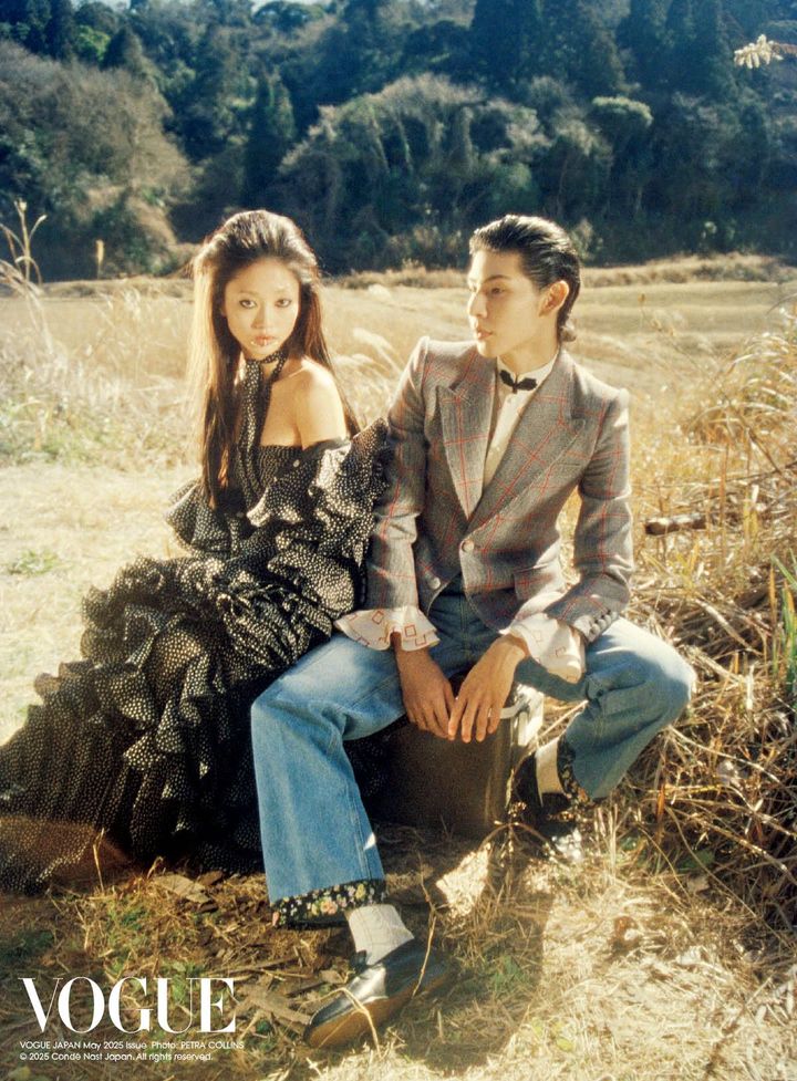 耳を澄ませば<br /> 長い手足と類いまれな表現力を武器に、世界でファッションモデルとしても活動の幅を広げるラウールは、ファッションが好きな理由をこう語る。「広がっていく世界の一部に、自分も存在できること。デザイナーのインスピレーションが、こんなに大規模に発展していくところが面白いなと思うんです」アレッサンドロ・ミケーレによる、ロマンティックなディテールがちりばめられたヴァレンティノのルックを纏う二人が、のどかな情景に柔らかく溶け込む。<br /> 〈Raul〉ジャケット ¥605,000 シャツ ¥473,000 パンツ ¥231,000 ソックス参考商品／すべてVALENTINO シューズ ¥181,500／VALENTINO GARAVANI 〈Mona〉ジャケット ¥1,980,000 ガウン ¥2,970,000／ともにVALENTINO リップクリップ ¥70,400／VALENTINO GARAVANI（すべてヴァレンティノインフォメーションデスク）