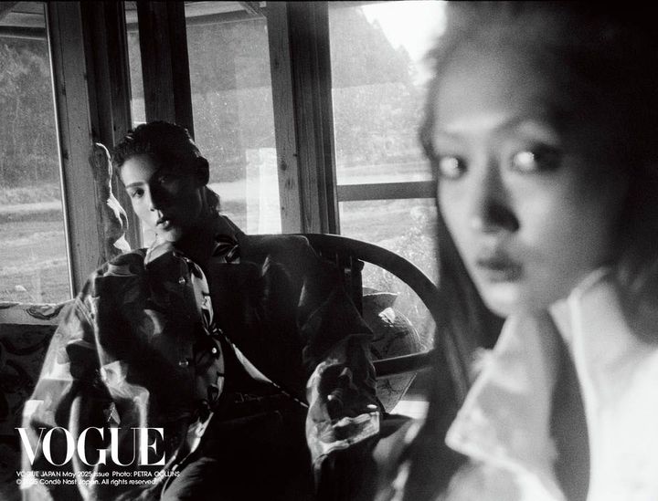 あの日の記憶を辿って<br /> モデルとして活動する中で、自分には似合わないと感じる服に出合うことがあると話すラウール。「着てみて『あれ、違うかも』と思う瞬間もあります。でもそんなときこそ、『服だけじゃなく、俺を見ろよ』という気持ちで乗り切ろうとする、気の強さはあります（笑）」彼からにじみ出る自信としなやかな風格は、どんなことにも誠実に、一生懸命に向き合う姿勢と精神力で培ったものなのだ。<br /> 〈Raul〉シャツ ¥275,000 中に着たシャツ ¥275,000 パンツ ¥148,500 ベルト ¥69,300 〈Mona〉ジャケット ¥649,000／すべてGUCCI（グッチ クライアントサービス）