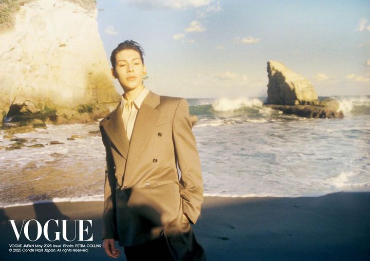 シネマティックなワンシーン<br /> ボッテガ・ヴェネタのクラシカルなスーツに身を包んだ男性と、波打ち際に映えるジュンヤ ワタナベのドレスを纏った女性。二人の物語はこれが始まりなのか、はたまた終わりを迎えているのか──。ドラマティックな海を背景に、イタリアンシネマに入り込んだかのような儚げで美しいストーリーを綴る。<br /> ジャケット¥520,300 シャツ ¥280,500 パンツ ¥225,500 ピアス参考商品／すべてBOTTEGA VENETA（ボッテガ・ヴェネタジャパン）