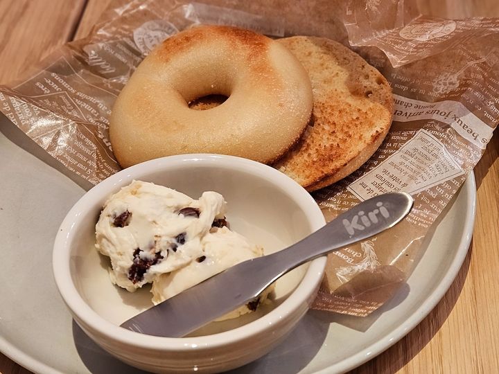 「クリームチーズ&ベーグル ラムレーズン」 770円